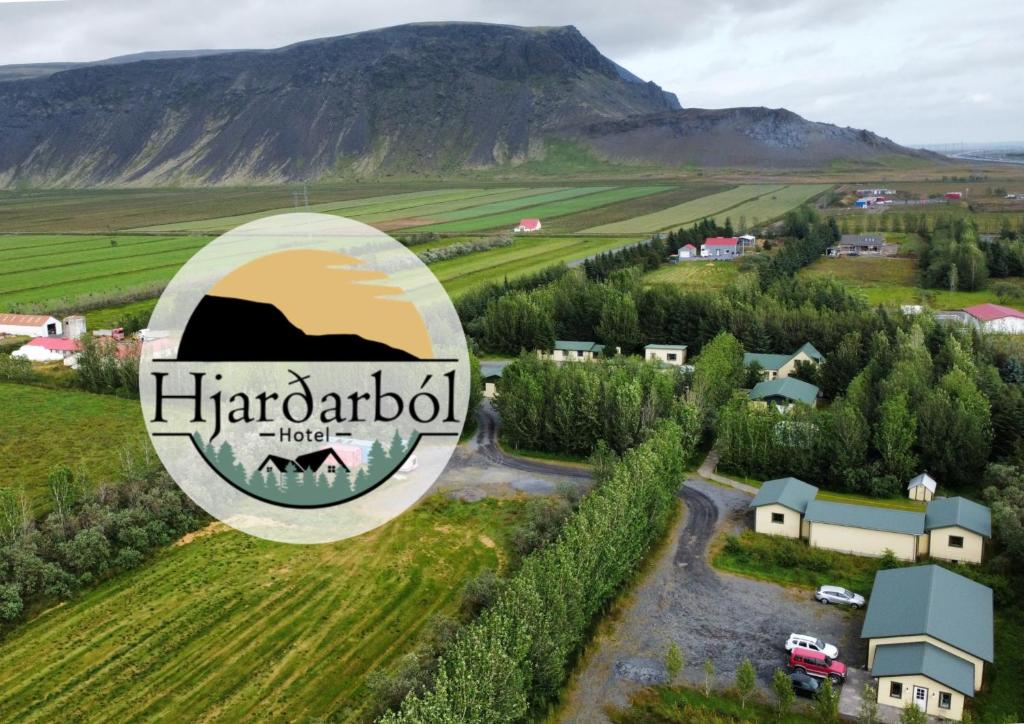 uma vista aérea de uma pequena aldeia num campo em Hotel Hjardarbol em Selfoss