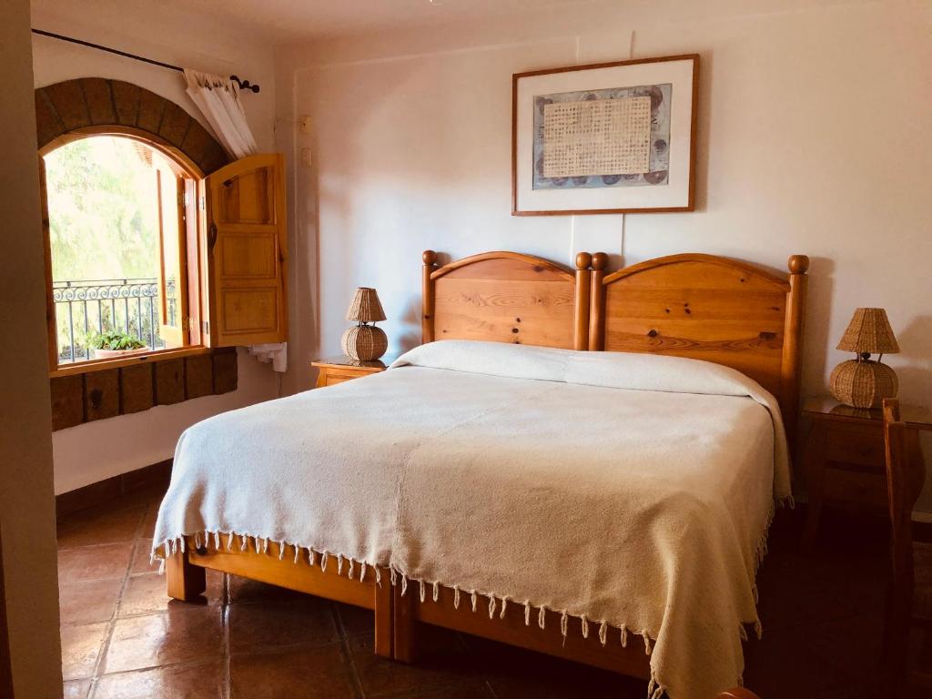 a bedroom with a large bed and a window at Hotel El Portón in Tenancingo de Degollado