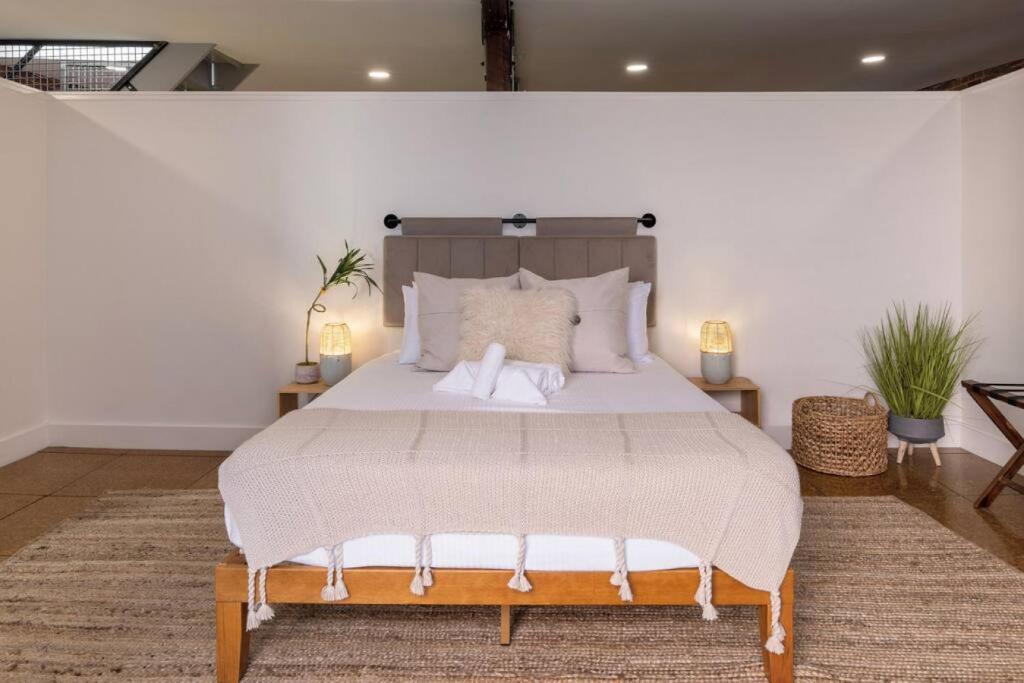 Un pat sau paturi într-o cameră la Deluxe 3BR Loft Walkable to Everything Downtown