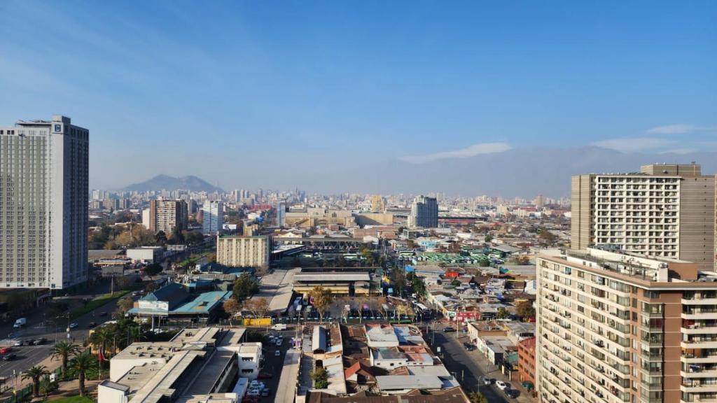 uma vista aérea de uma cidade com edifícios altos em Departamento a pasos del terminal buses em Santiago