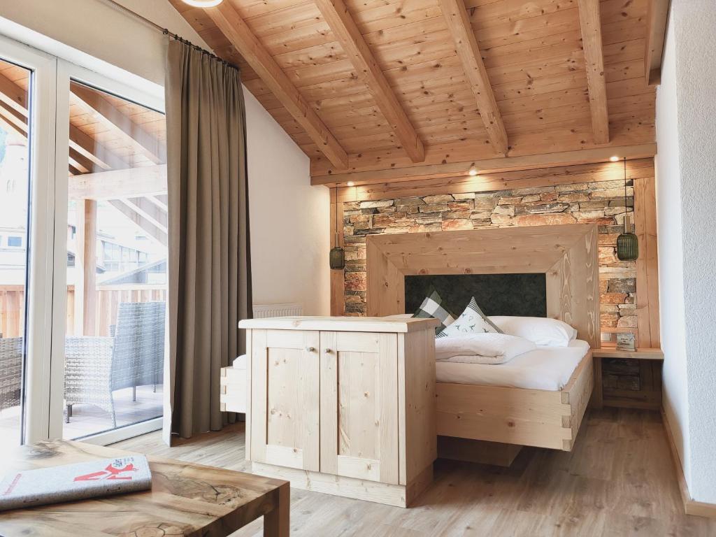 Postel nebo postele na pokoji v ubytování Adler Hotel-Pension