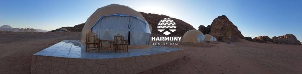 ein Bild eines Gebäudes mitten in der Wüste in der Unterkunft Harmony Luxury Camp in Wadi Rum