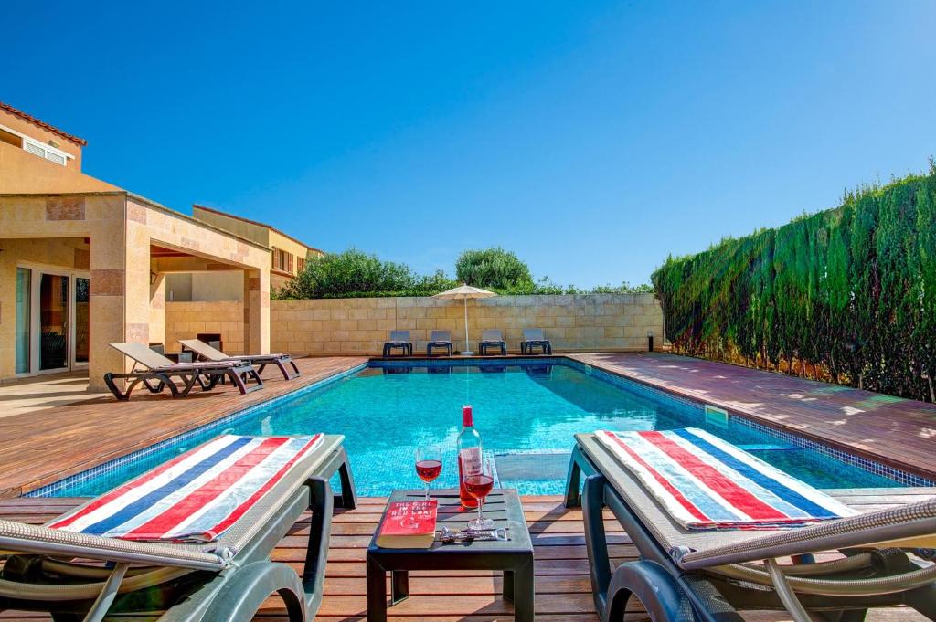 The swimming pool at or close to Villa Serena Forcat by Villa Plus
