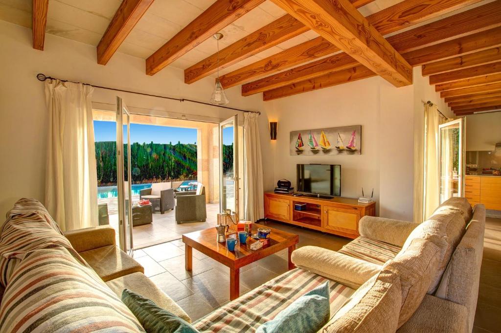 A seating area at Villa Serena Forcat by Villa Plus