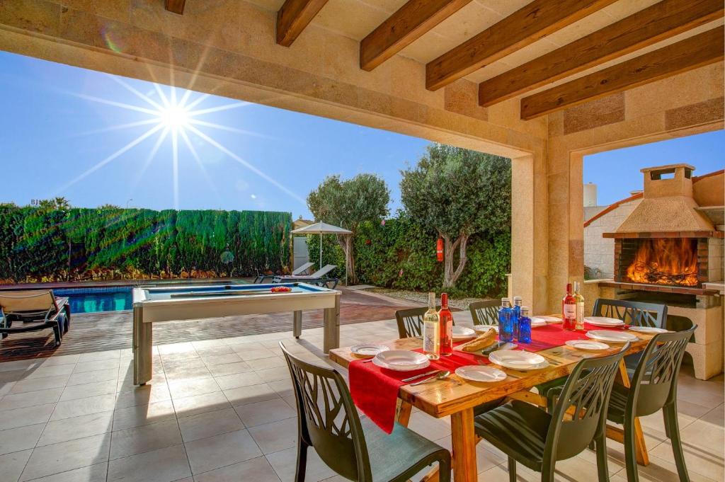 The swimming pool at or close to Villa Serena Forcat by Villa Plus