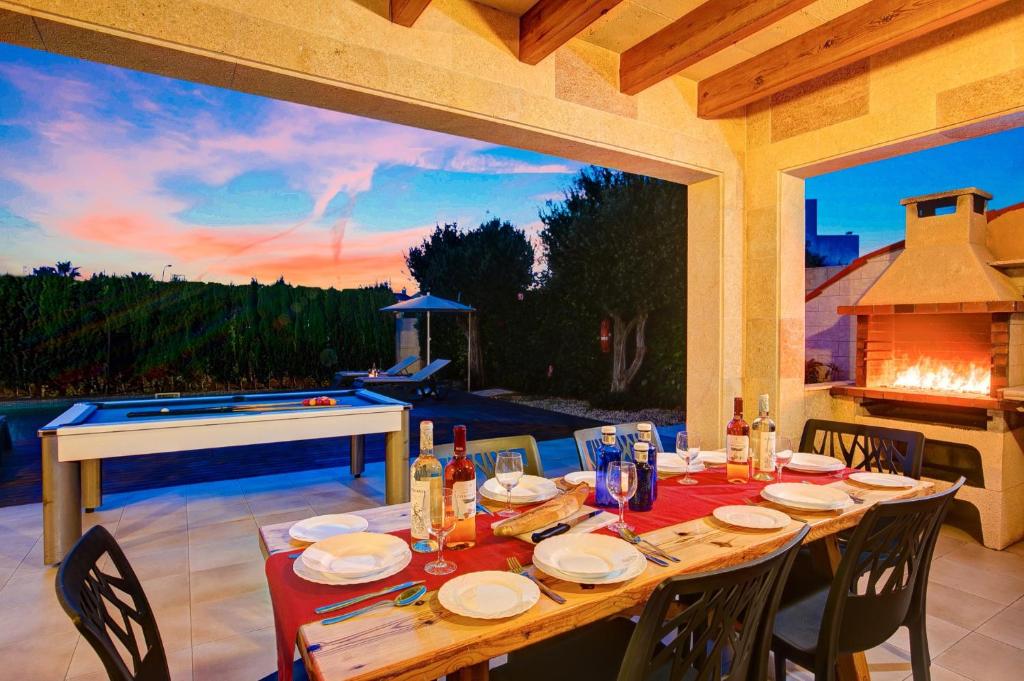 The swimming pool at or close to Villa Serena Forcat by Villa Plus