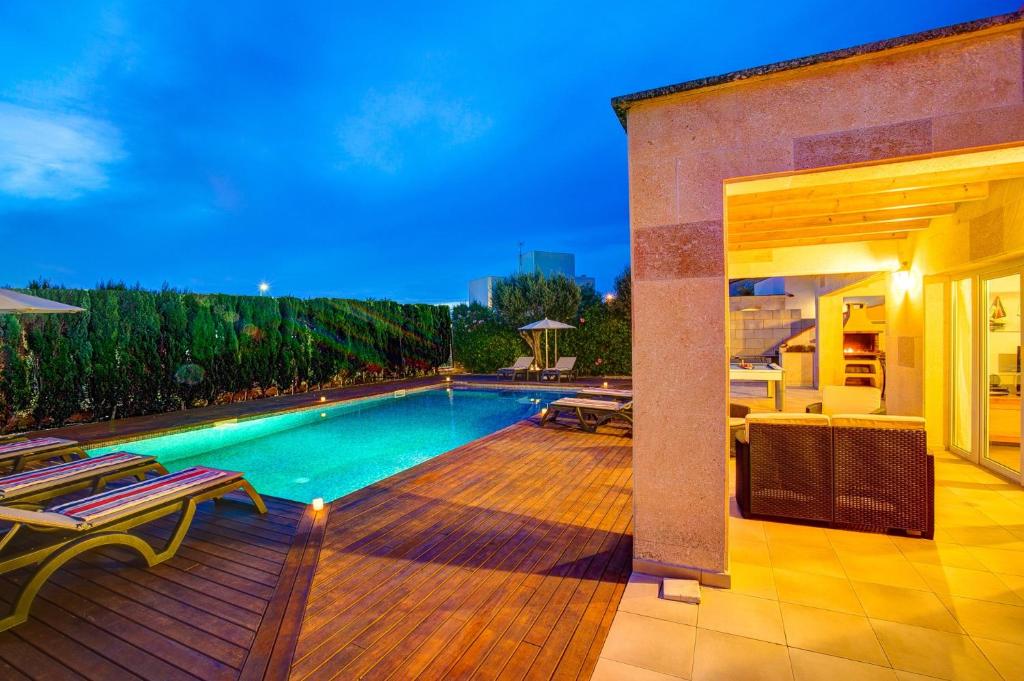 The swimming pool at or close to Villa Serena Forcat by Villa Plus