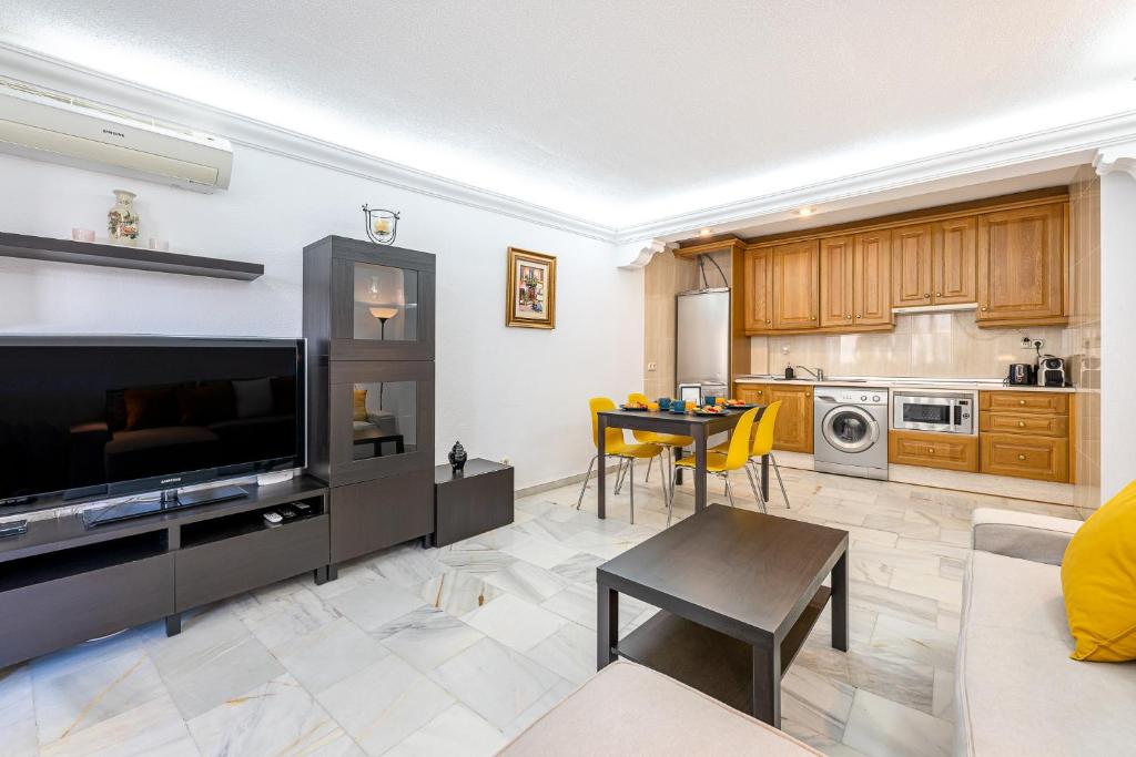 Kuchyňa alebo kuchynka v ubytovaní 797 Holiday Rentals - Piso para 3 en la Carihuela con piscina