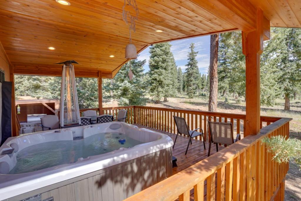 Φωτογραφία από το άλμπουμ του Spacious Duck Creek Village Cabin with Hot Tub! σε Duck Creek Village