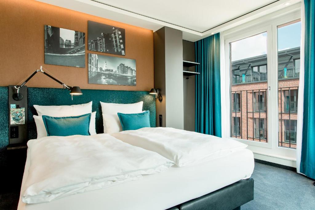 Postel nebo postele na pokoji v ubytování Motel One Hamburg-Fleetinsel