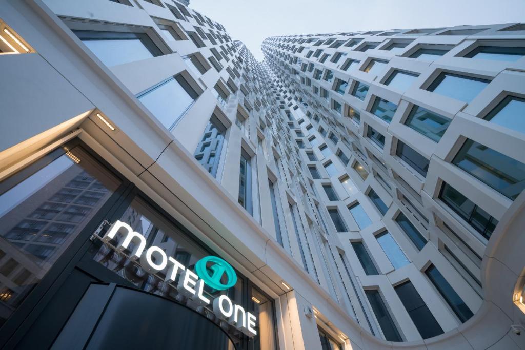 un magasin devant un bâtiment dans l'établissement Motel One Berlin-Upper West, à Berlin