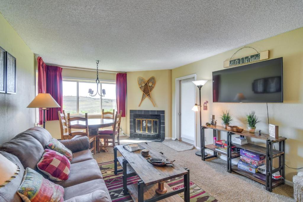 sala de estar con sofá, TV y mesa en Granby Vacation Rental Less Than 1 Mi to Granby Ranch! en Granby