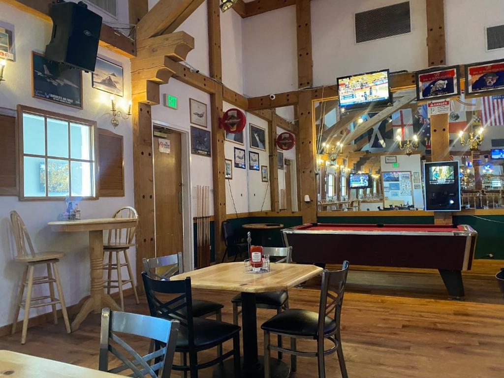 Biliár nebo kulečník v ubytování Clarion Inn Near China Lake Naval Station