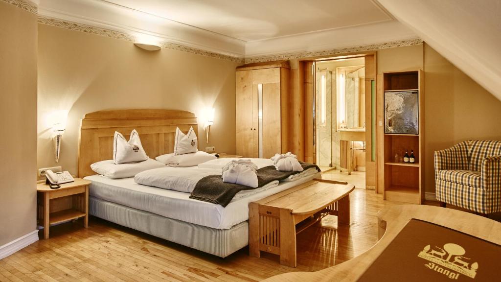 Postel nebo postele na pokoji v ubytování Hotel Gutsgasthof Stangl