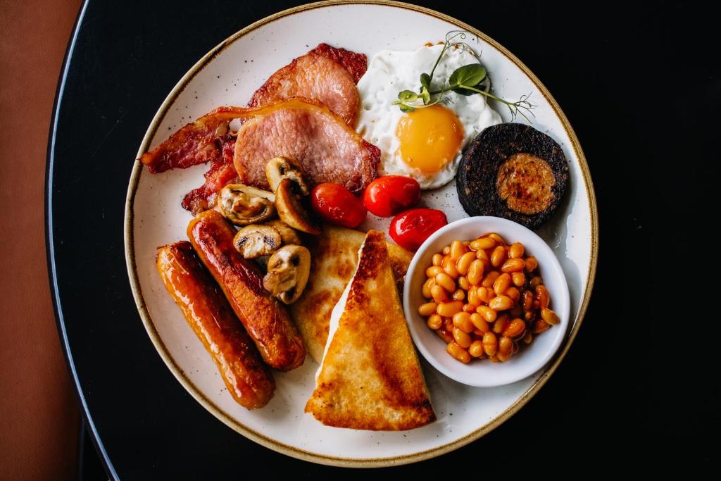 - une assiette de petit-déjeuner avec des œufs, des haricots au bacon et du pain grillé dans l'établissement Arthurs, à Hillsborough