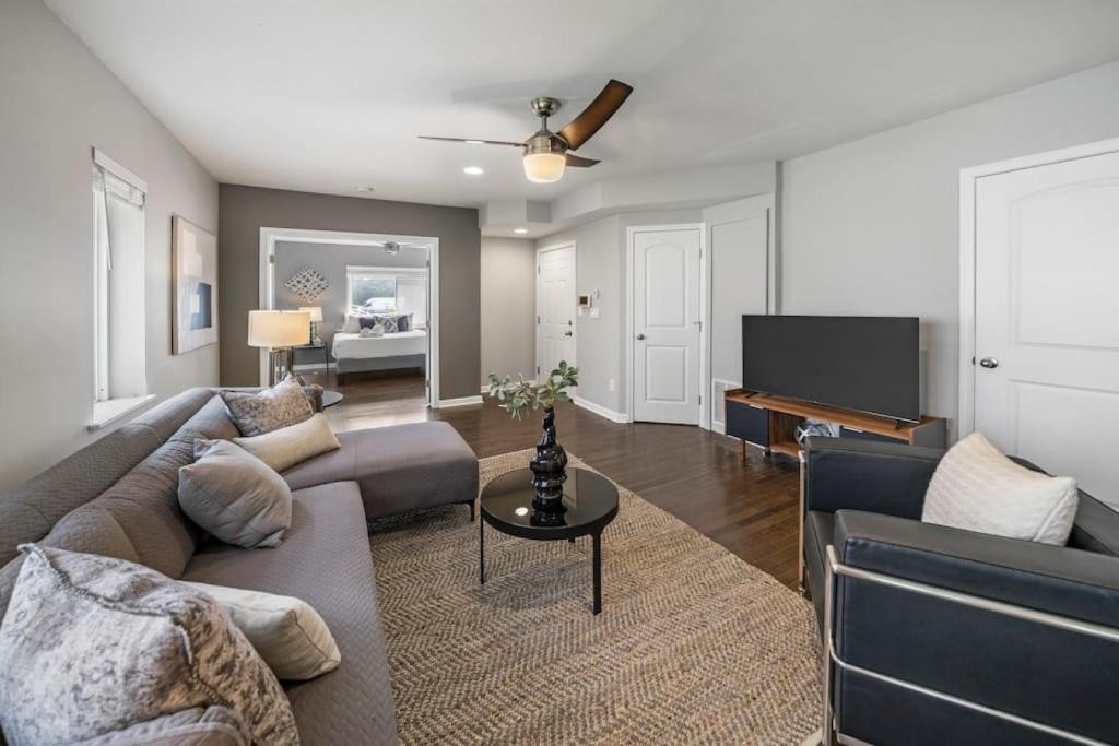 een woonkamer met een bank en een tv bij Comfortable 2BR Condo near City Center in Cincinnati