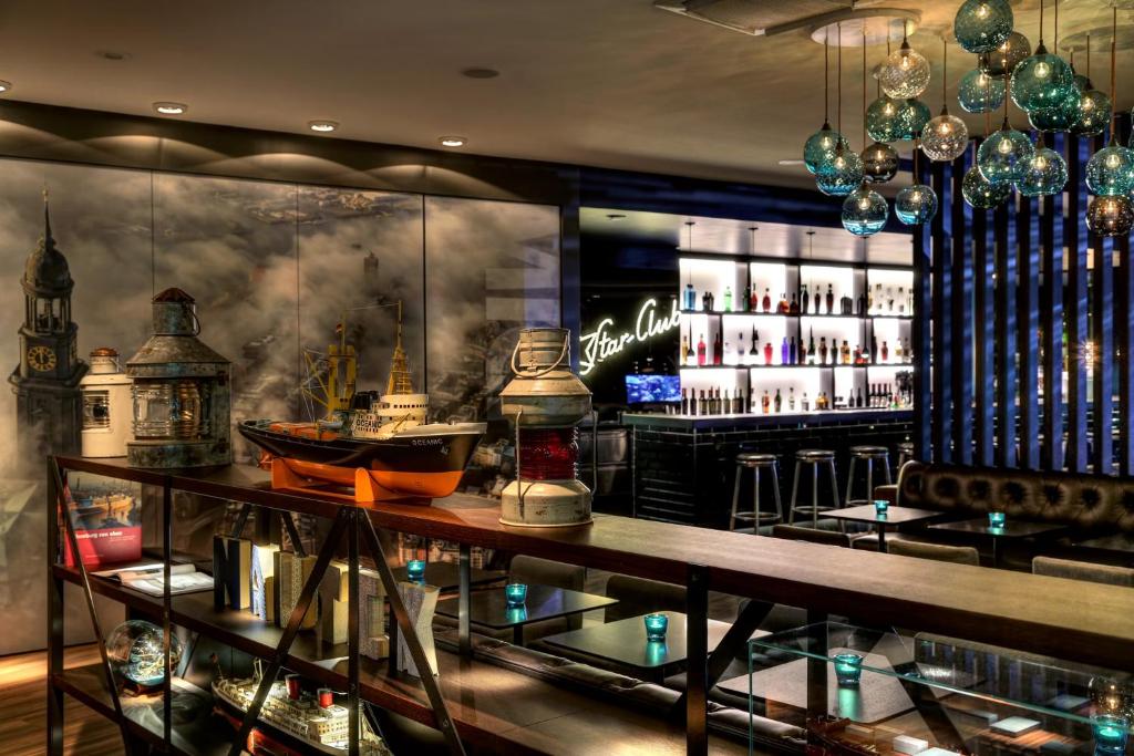 um bar com balcão e algumas garrafas de álcool em Motel One Hamburg am Michel em Hamburgo