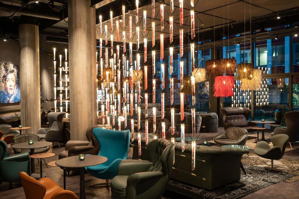 Majoituspaikan Motel One Berlin-Spittelmarkt baari tai lounge-tila