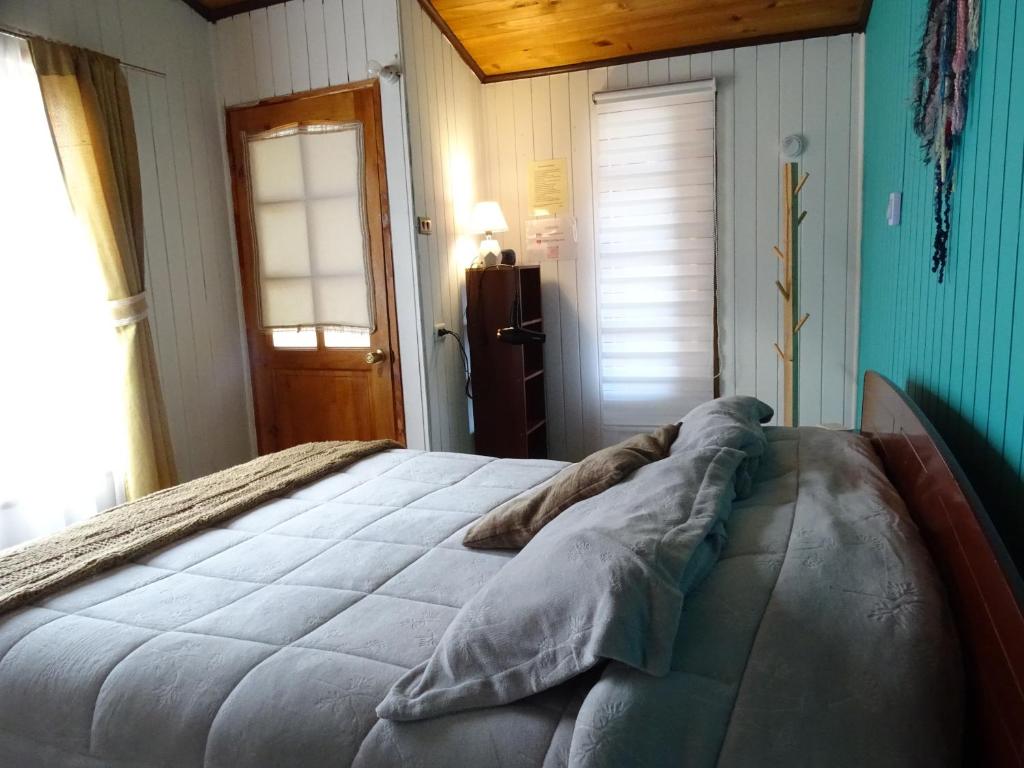 1 dormitorio con 1 cama grande en una habitación en Aldea Bahiguana, en Bahía Inglesa