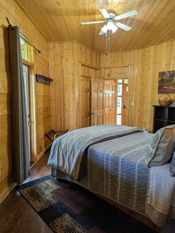 Sundance Country Lodge B&B客房内的一张或多张床位