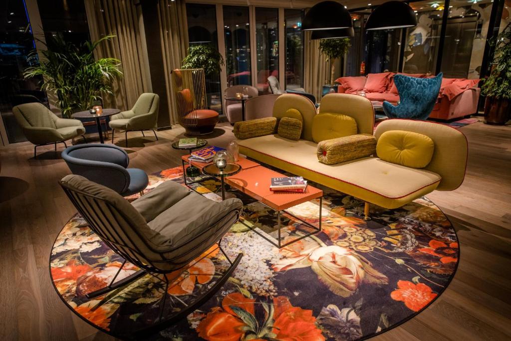 Posezení v ubytování Motel One Rotterdam
