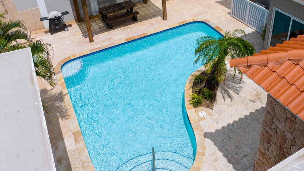 uma vista sobre uma piscina com palmeiras em Esmeralda 126 em Palm-Eagle Beach