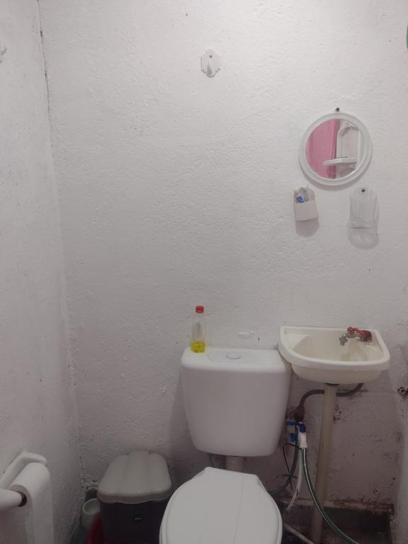 uma casa de banho com um WC branco e um lavatório. em Mi Esperanza em Tafí Viejo