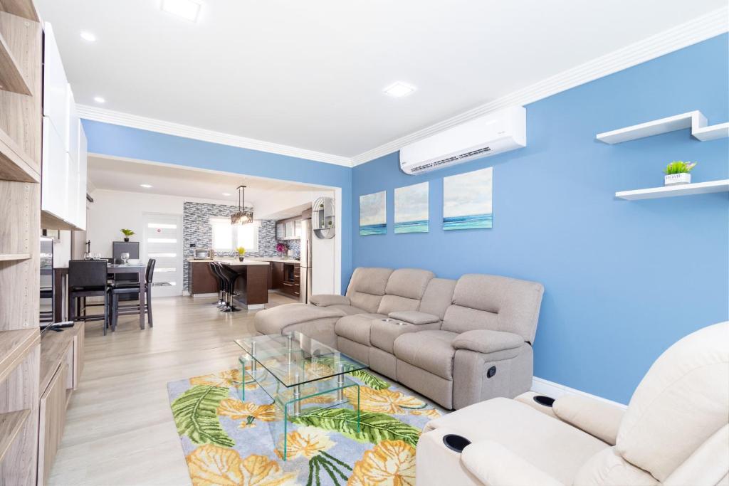 uma sala de estar com um sofá e uma mesa em Solito 52 em Oranjestad