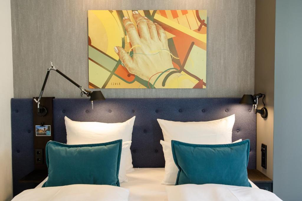 Postel nebo postele na pokoji v ubytování Motel One Mannheim