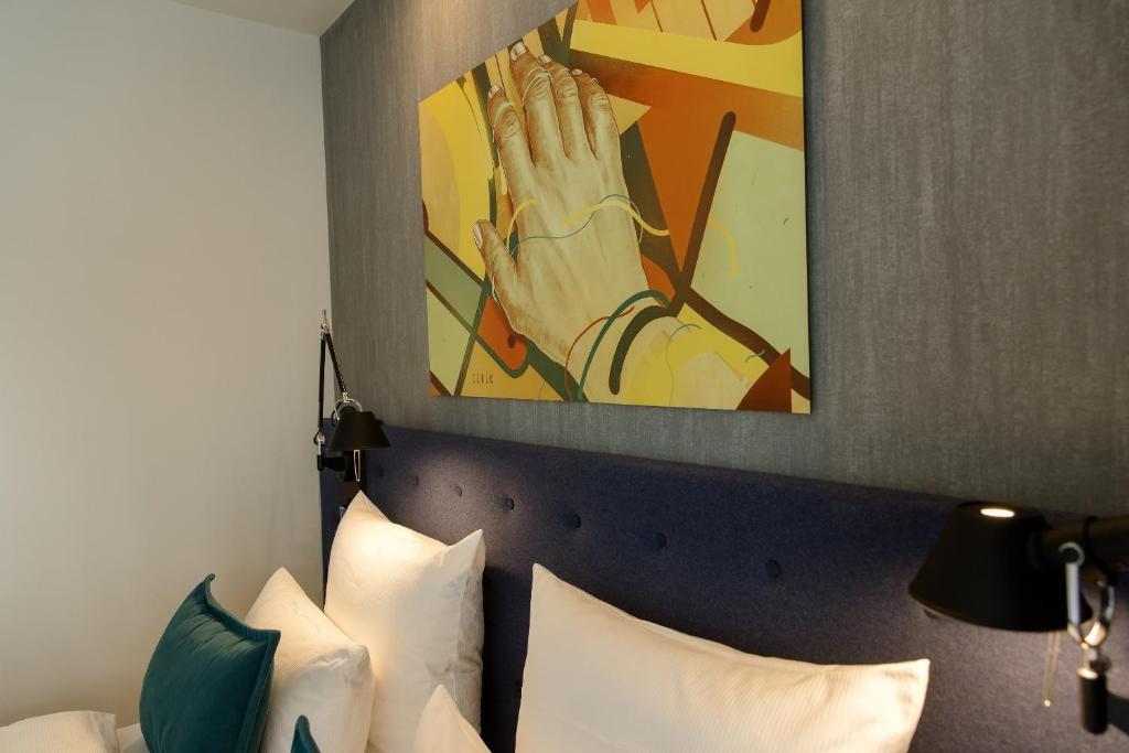 Postel nebo postele na pokoji v ubytování Motel One Mannheim