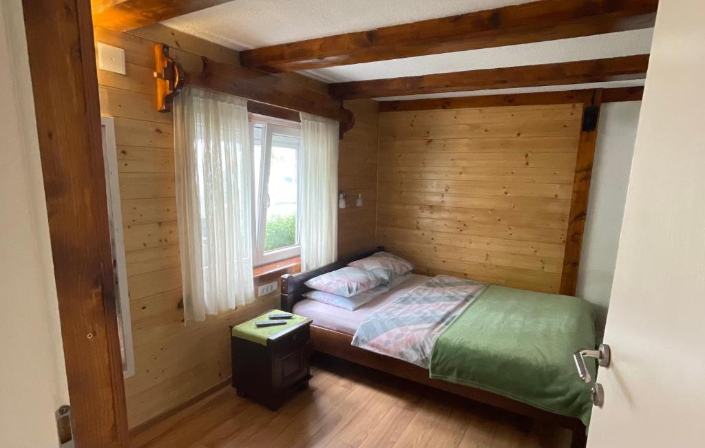 een kleine slaapkamer met een bed in een kamer met een raam bij Zabljak studio apartment 1 in Žabljak
