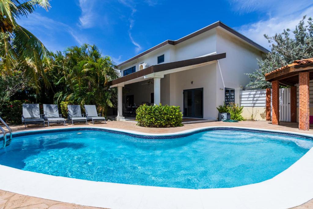 - une piscine en face d'une maison dans l'établissement Koyari 36-F, à Palm-Eagle Beach