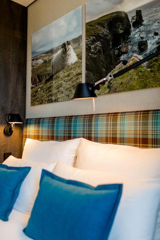 Postel nebo postele na pokoji v ubytování Motel One Edinburgh-Royal