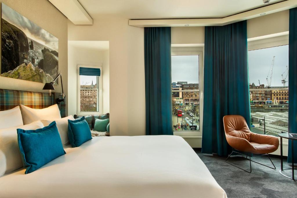 Postel nebo postele na pokoji v ubytování Motel One Edinburgh-Royal