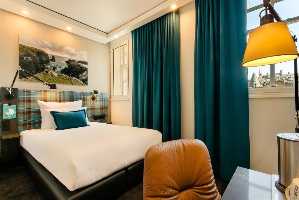 Postel nebo postele na pokoji v ubytování Motel One Edinburgh-Royal