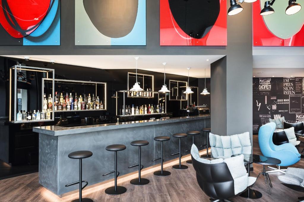 Lounge nebo bar v ubytování Motel One Basel