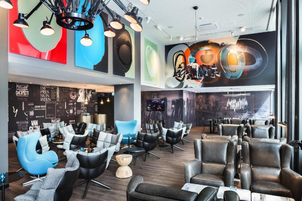 un salone con sedie e una sala d'attesa di Motel One Basel a Basilea