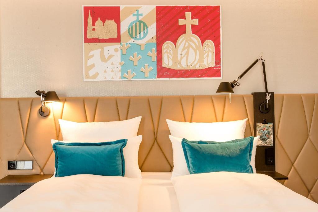 Postel nebo postele na pokoji v ubytování Motel One Aachen