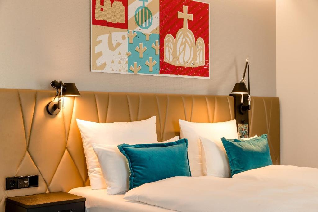 Postel nebo postele na pokoji v ubytování Motel One Aachen