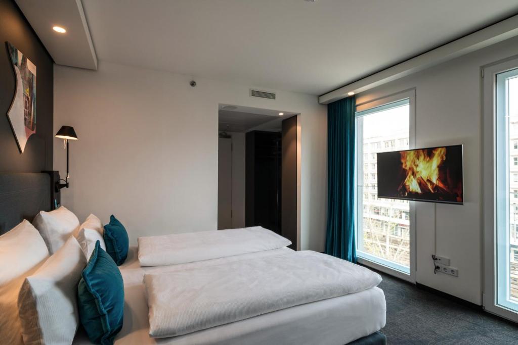 Postel nebo postele na pokoji v ubytování Motel One Berlin-Alexanderplatz
