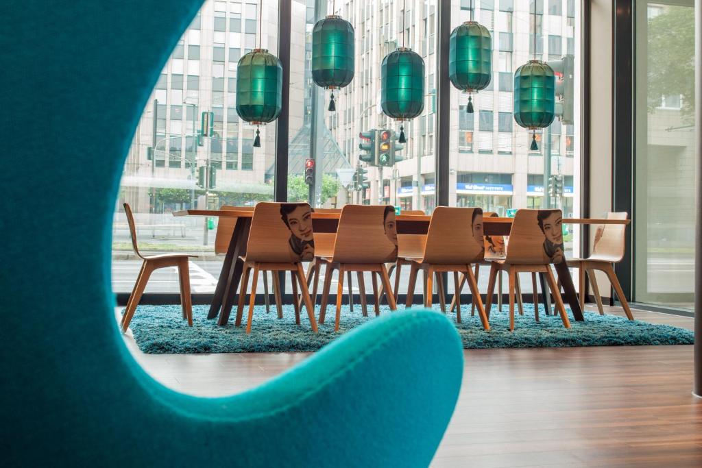 Motel One Düsseldorf Hauptbahnhof - Resim 12