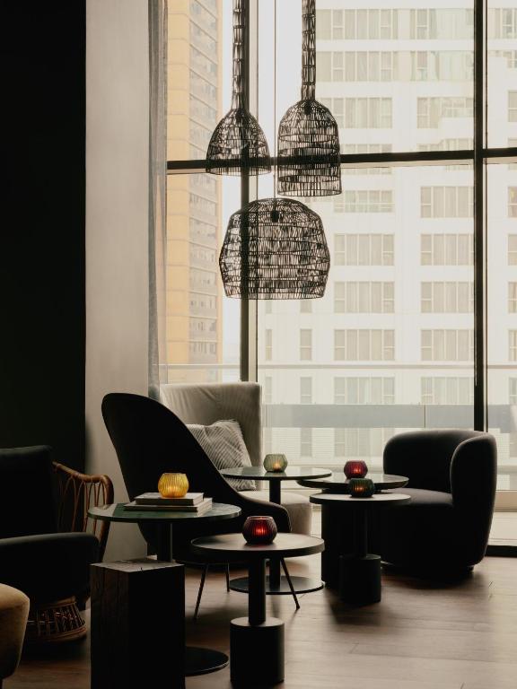 Ein Sitzbereich in der Unterkunft The Cloud One New York-Downtown, by the Motel One Group