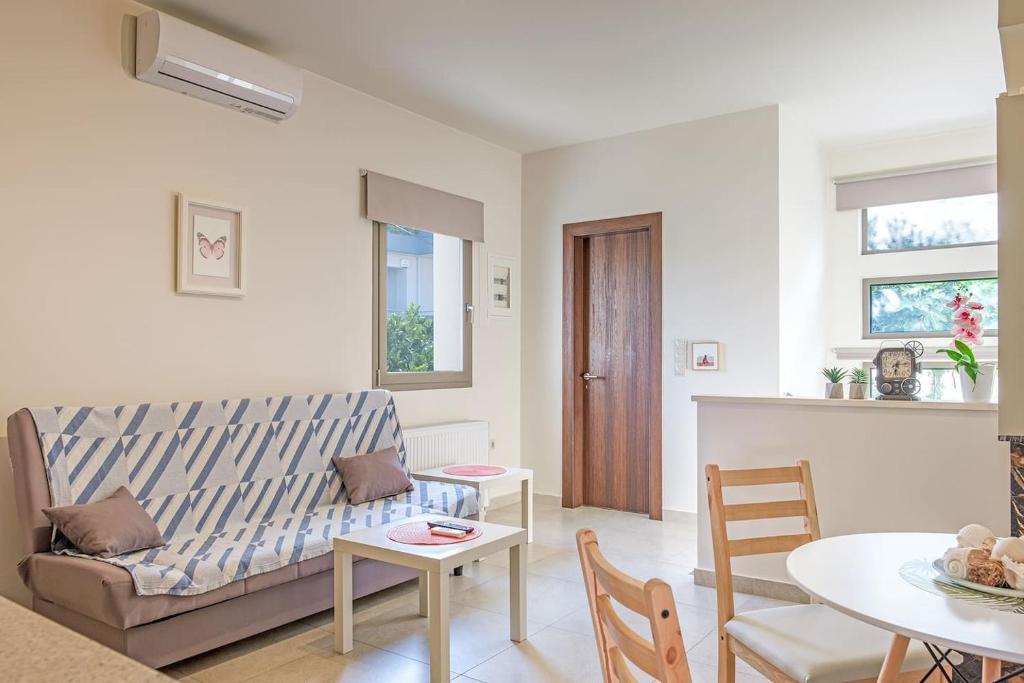 een woonkamer met een bank en een tafel bij Helios Guest House in Faraí