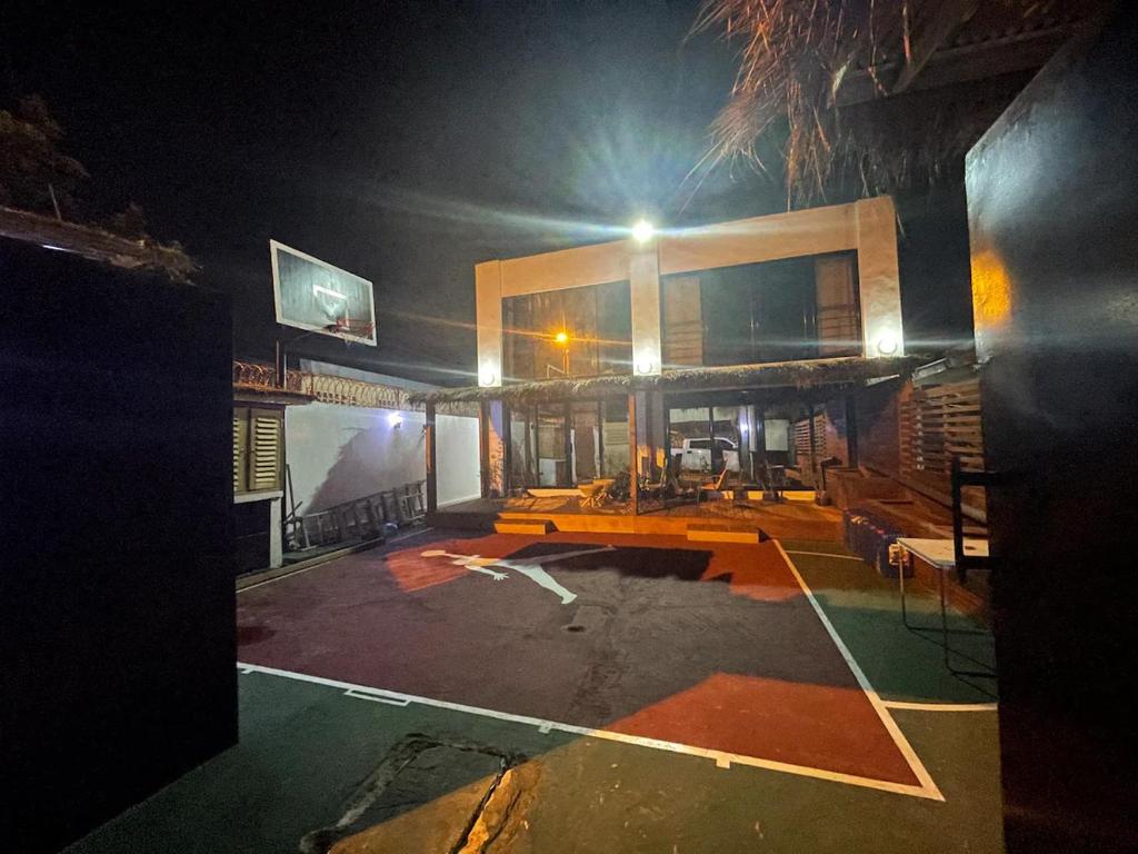 Wowo Loft Residence في برازافيل: مبنى في الليل مع الكثير من الطاولات