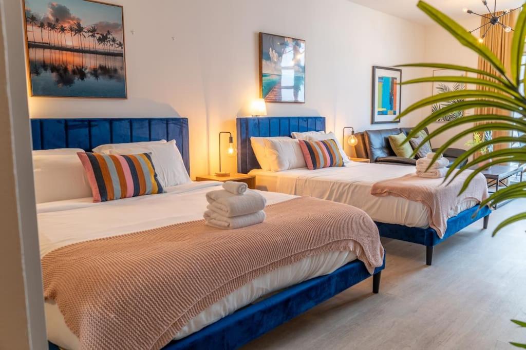 1 dormitorio con 2 camas y toallas. en King bed Rooftop Suite Ocean Dr en Miami Beach