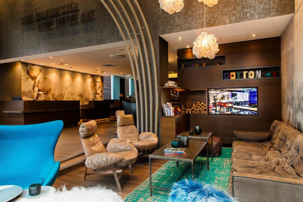 vestíbulo de un hotel con sofás y TV en Motel One Manchester-Royal Exchange en Mánchester