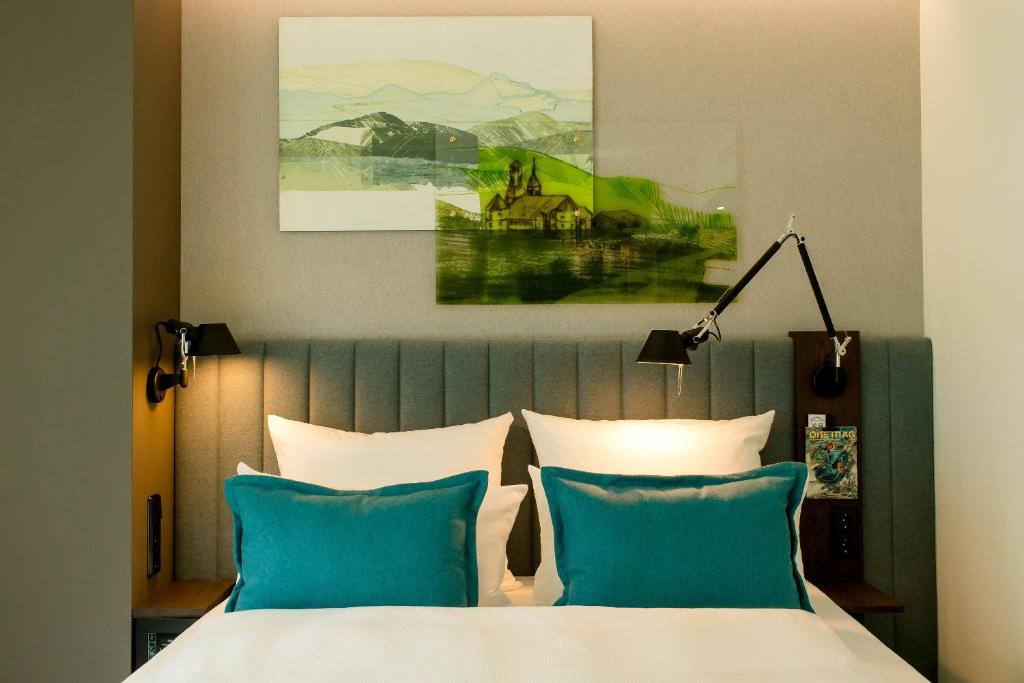 Postel nebo postele na pokoji v ubytování Motel One Stuttgart-Hauptbahnhof