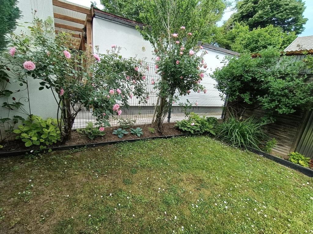 Vonkajšia záhrada v ubytovaní Kardos Residence Siófok