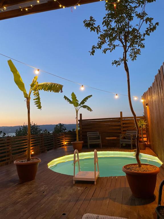 une terrasse avec une piscine, des arbres et une chaise dans l'établissement Sapanca White Moon, à Sapanca