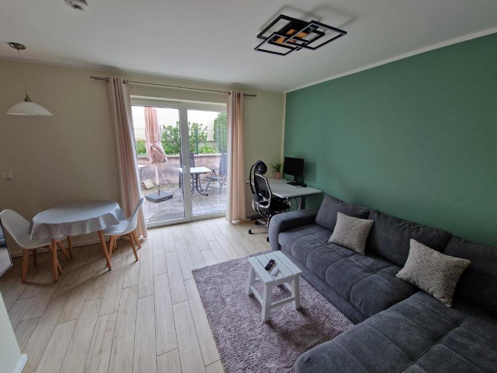 ein Wohnzimmer mit einem Sofa und einem Tisch in der Unterkunft ruhige Einliegerwohnung+Terrasse in Jena